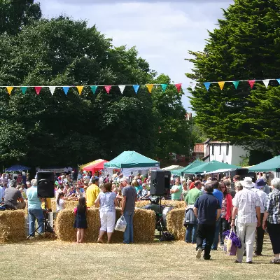 Garden Party Hire Guide: Furniture and Equipment for Outdoor Summer Events